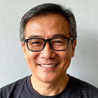 一位中年男性球迷用户李先生的生活照片头像，他佩戴眼镜面带微笑